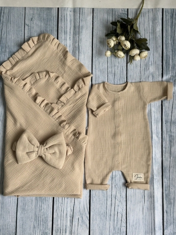 Купить оптом 335-К. Комплект из детского комбинезона,  р 56 и конверта муслин, хлопок 100% 90/90 см, кофейный в Краснодаре