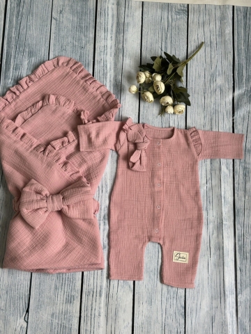 Купить оптом 335-П. Комплект из детского комбинезона, р 56 и конверта муслин, хлопок 100% 90/90 см, пудра в Краснодаре